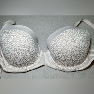 Victoria’s Secret white lace bra double lined molded cups supportive comfort 34D